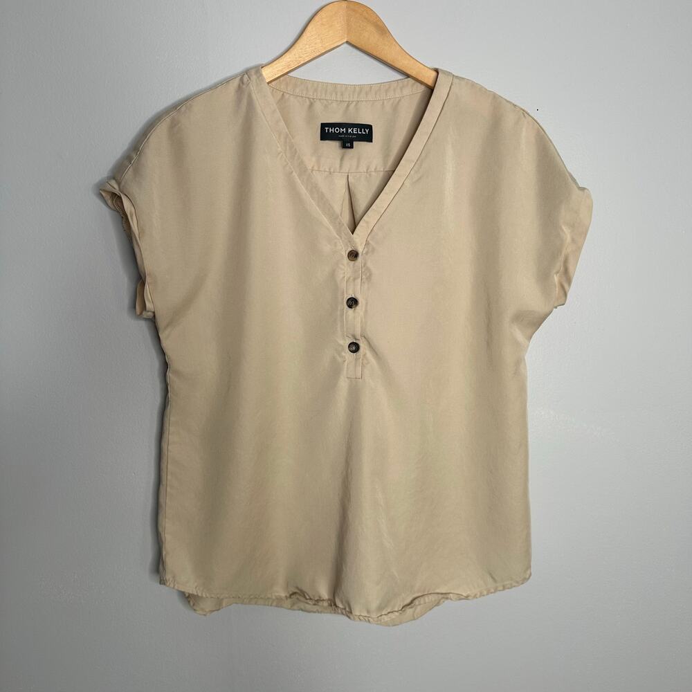 Thom Kelly Tencel Blouse Women XS Tan EUC Sustainable V-Neck Henley Short Sleeve